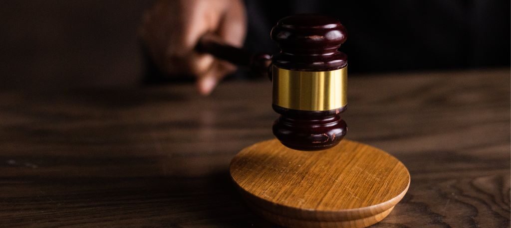 LLB ENTRANCE CLASSES IMAGE SHOWING JUDGE HAND AND TABLE HAMMER