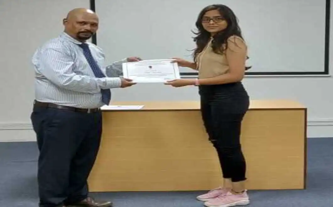 Student proudly receiving a certificate after attending Free Mock Interview Practice Session in Pune. मॉक इंटरव्यू